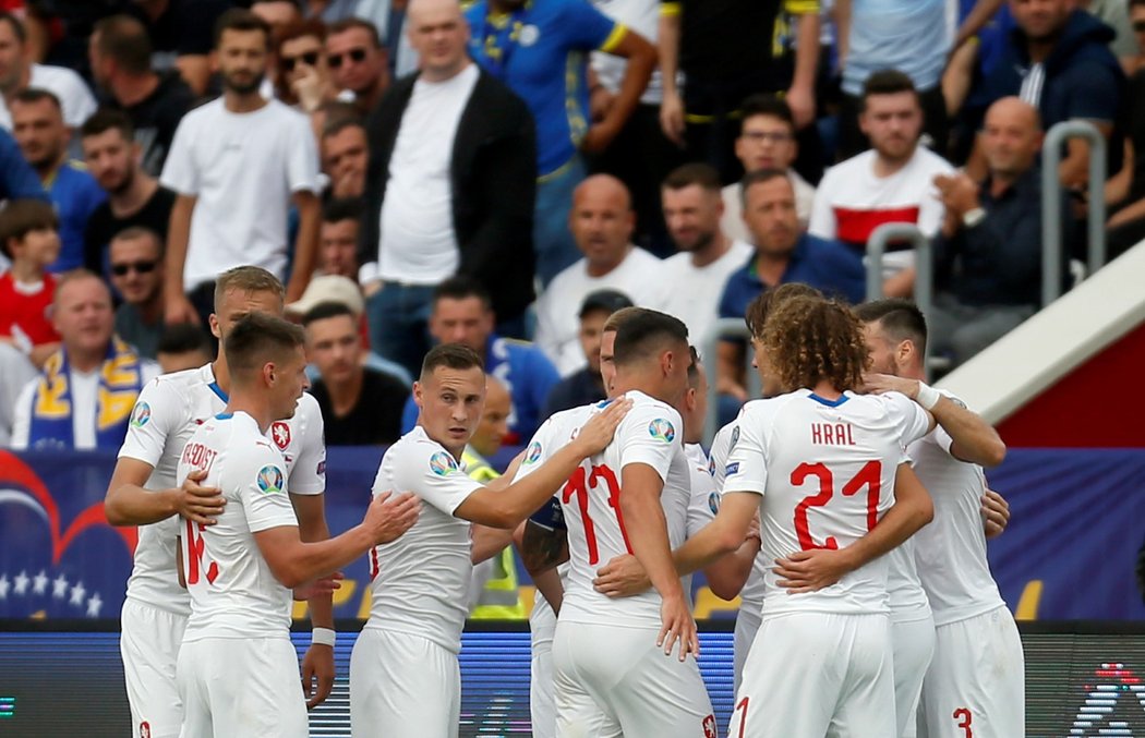 Čeští fotbalisté oslavují gól Patrika Schicka proti Kosovu v zápase kvalifikace o postup na EURO 2020