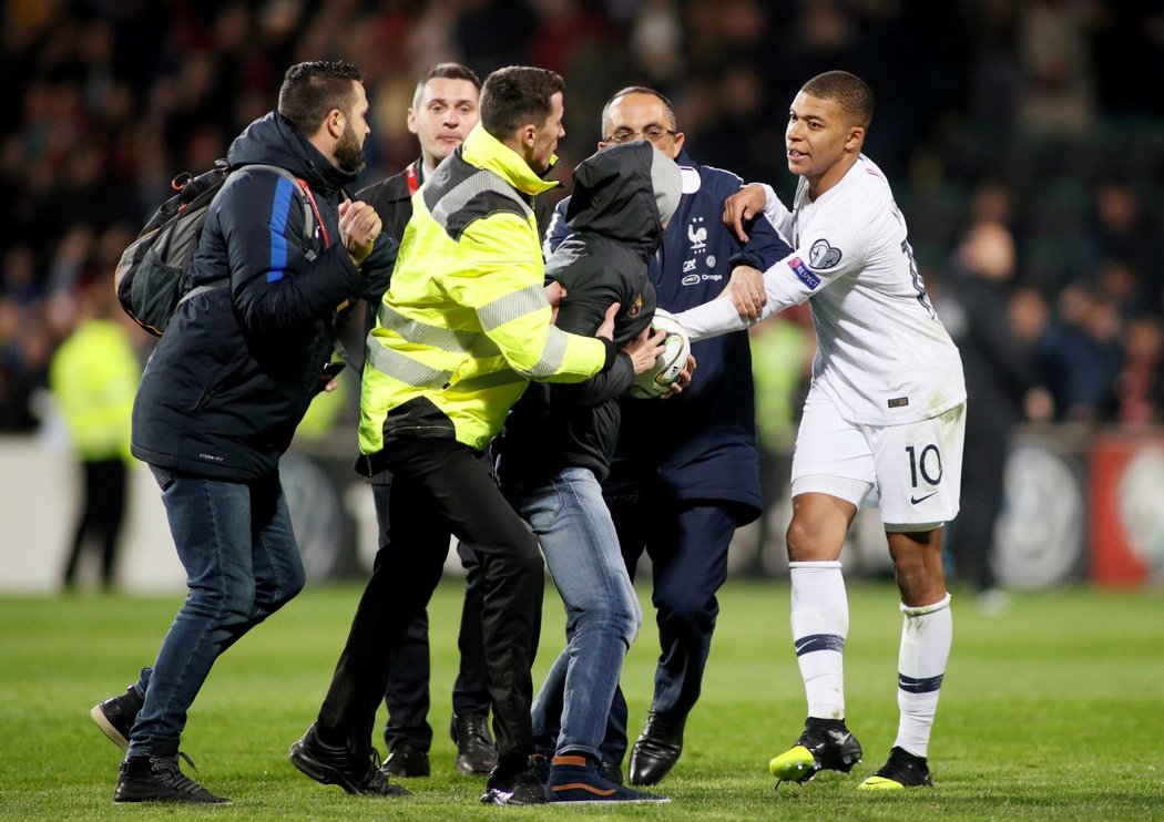 Francouzská hvězda Kylian Mbappé měla incident s fanouškem