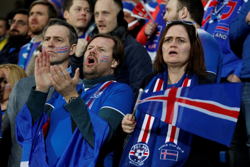 Fanoušci Islandu během utkání na půdě Andorry