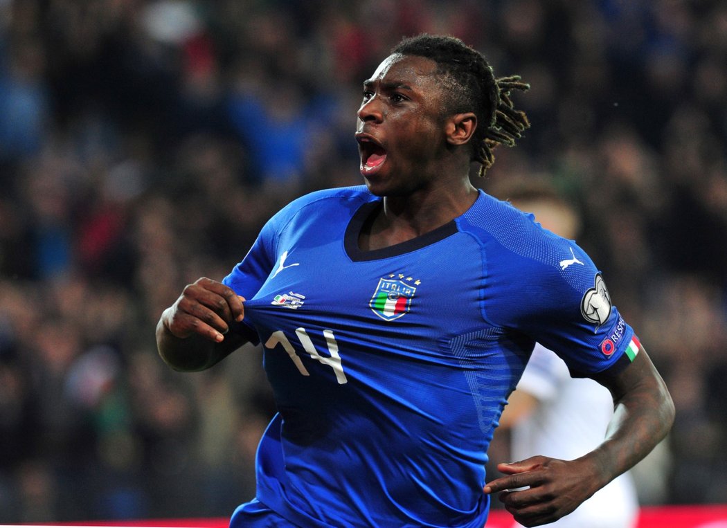 Ital Moise Kean oslavuje svou trefu v kvalifikaci EURO 2020 proti Finsku