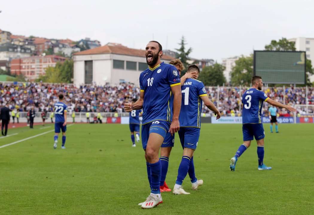 Kosovský Vedat Muriqi oslavuje svou trefu proti české reprezentaci v zápase kvalifikace o postup na mistrovství Evropy 2020