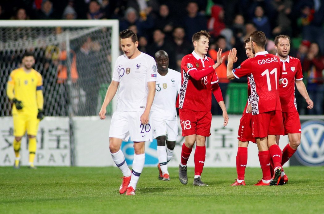 Fotbalisté Moldavska slaví jedinou branku do sítě Francie