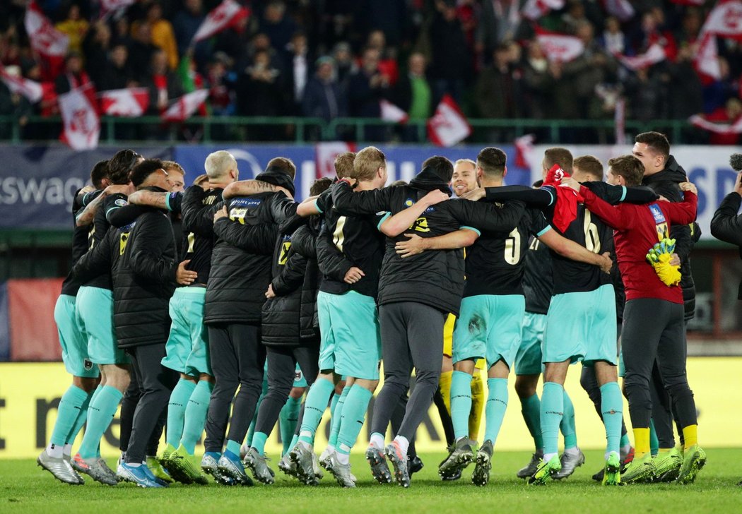 Fotbalisté Rakouska oslavují postup na EURO 2020