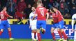 Čeští reprezentanti slaví gól Alexe Krále proti Kosovu