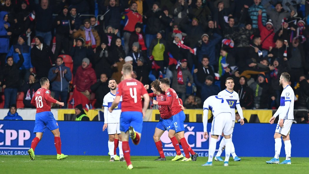 Čeští reprezentanti slaví gól Alexe Krále proti Kosovu