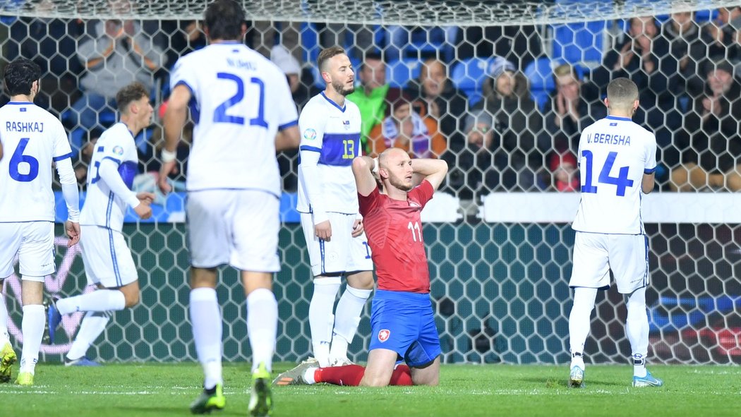 Útočník české reprezentace Michael Krmenčík po neproměněné šanci v úvodu utkání kvalifikace o postup na EURO 2020 proti Kosovu
