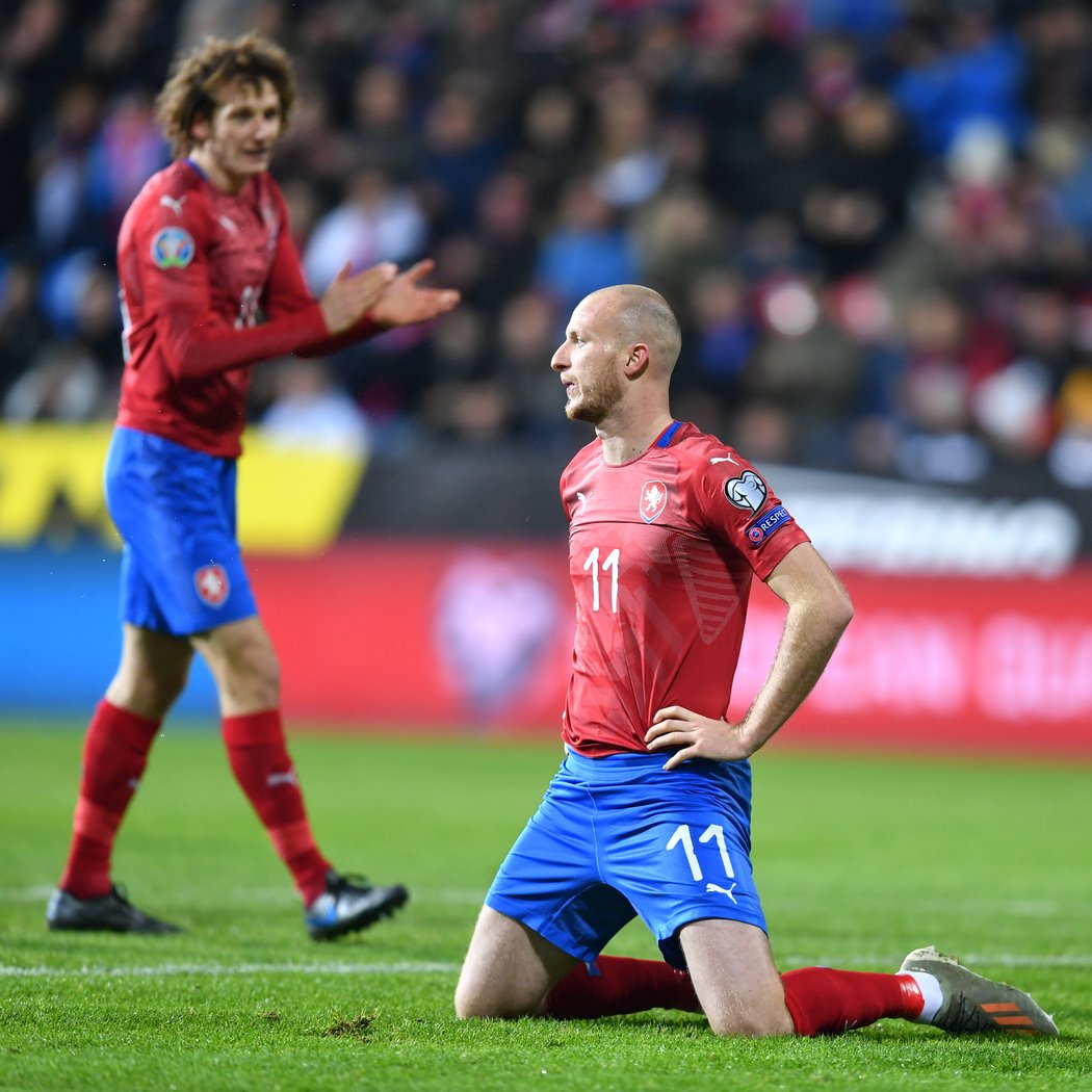 Útočník české reprezentace Michael Krmenčík po neproměněné šanci v úvodu utkání kvalifikace o postup na EURO 2020 proti Kosovu