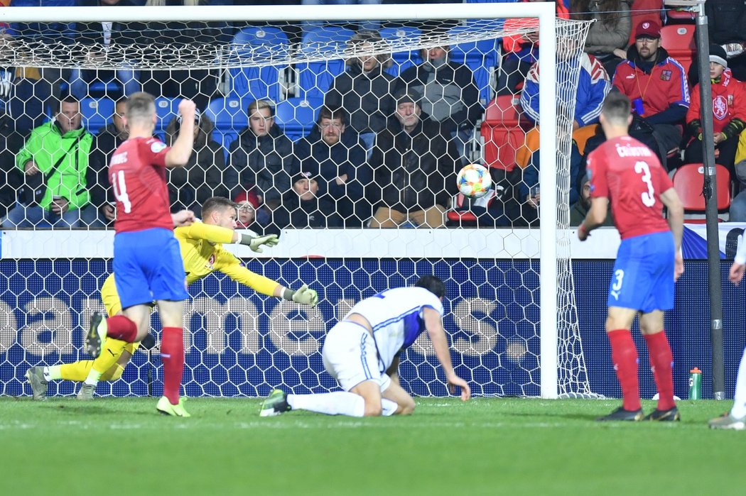 Atdhe Nuhiu z Kosova překonal hlavou Tomáše Vaclíka