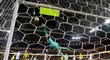 Brankář David de Gea zasahuje v zápase kvalifikace o postup na EURO 2020 proti Švédsku