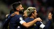 Hráči Francie oslavují jeden ze 14 gólů proti Gibraltaru