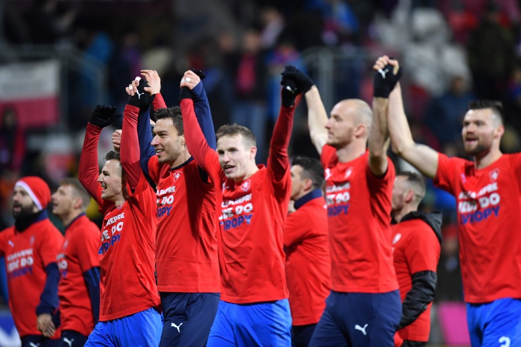 Čeští fotbalisté oslavují postup na EURO 2020