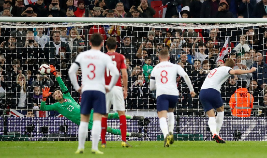 Harry Kane proměňuje penaltu v kvalifikaci na ME proti Česku