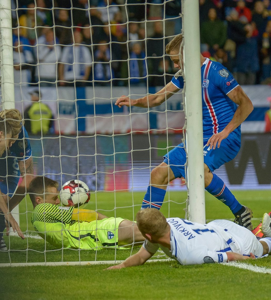 Finský brankář Lukas Hradecky po utkání tvrdil, že se o gól nejednalo, ale sudí jej uznali