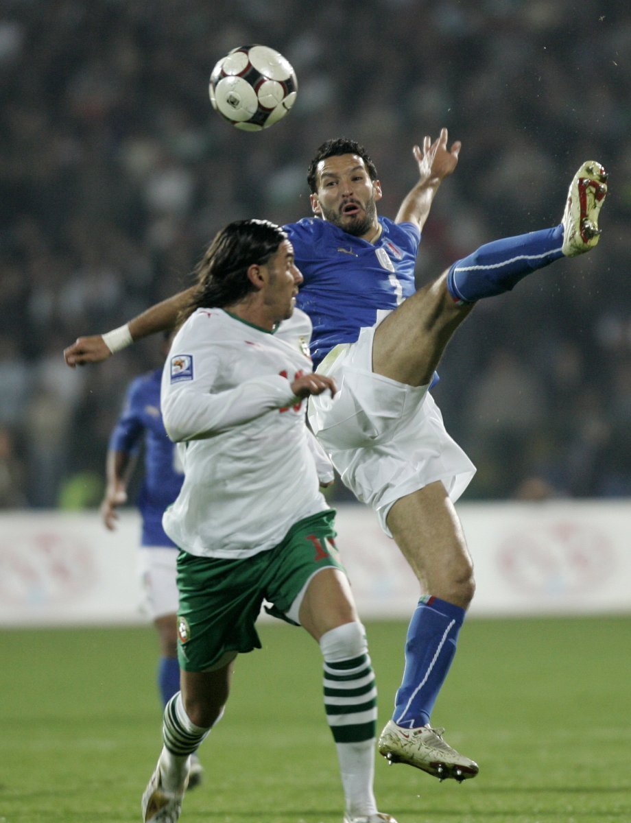 Ital Gianluca Zambrotta (vpravo) v souboji s Bulharem Blagojem Georgijevem.