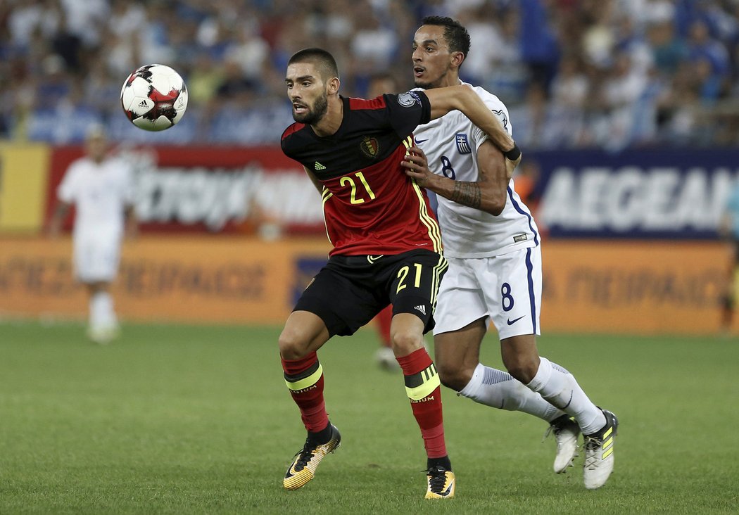 Yannick Carrasco si takto kryl míč v souboji s Řekem Zecou