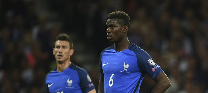 Paul Pogba a Laurent Koscielny nemohli uvěřit, že doma ztratili s Lucemburskem