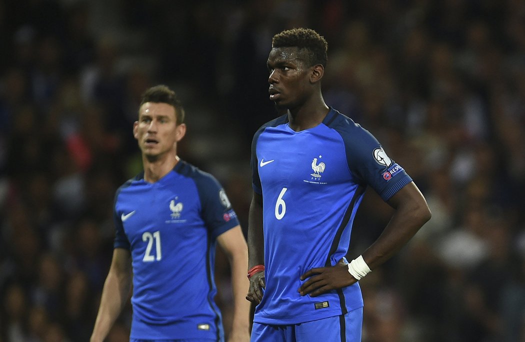 Paul Pogba a Laurent Koscielny nemohli uvěřit, že doma ztratili s Lucemburskem