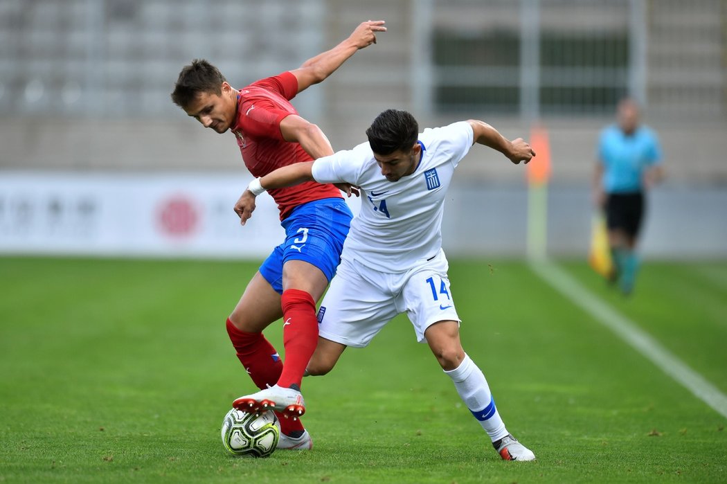 Aleš Matějů (vlevo) a Thanasis Andrutsos (vpravo) bojují  o míč během kvalifikačního utkání fotbalistů do 21 let ve skupině 1