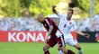 Český reprezentant David Limberský atakuje lotyšského fotbalistu Denisse Rakelse v utkání kvalifikace o postup na EURO 2016.