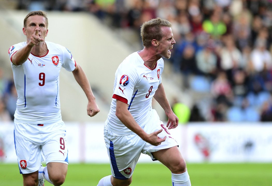 David Limberský se peláší radovat po své trefě do sítě Lotyšska v utkání kvalifikace o postup na EURO 2016. V pozadí se chystá gratulovat spoluhráč Bořek Dočkal.