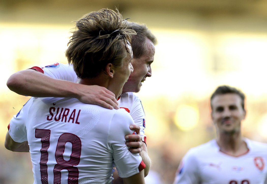 Česká radost v podání dvojice David Limberský - Josef Šural po gólu v utkání kvalifikace o postup na EURO 2016 v Lotyšsku.