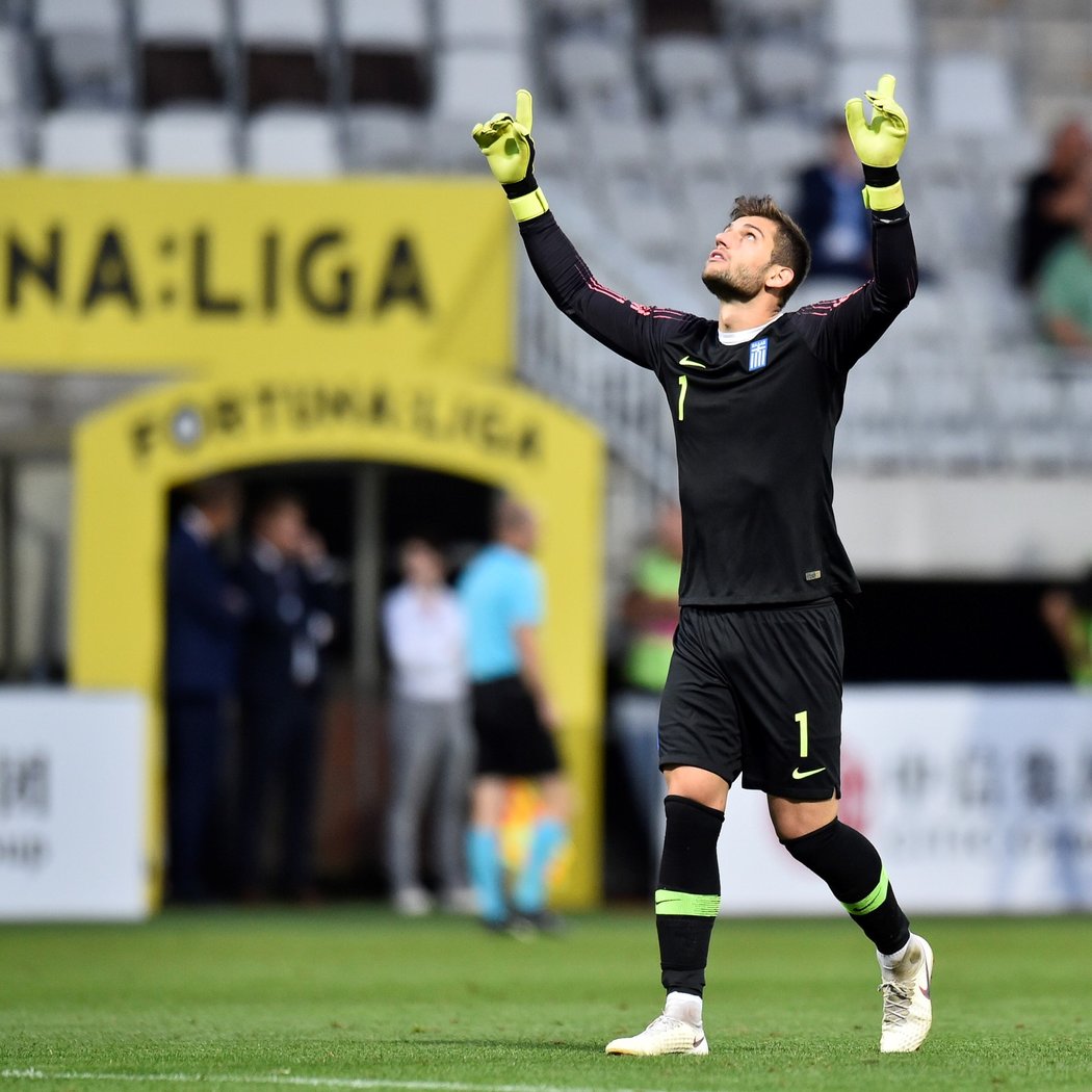 Konstantinos Kotsaris se raduje z branky Řecka během kvalifikačního utkání na ME U21