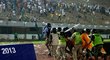 Fanoušci řádili při zápase kvalifikace mistrovství Afriky mezi Senegalem a Pobřežím slonoviny. V hledišti tekla krev, plály ohně, vše musela krotit policie za pomoci slzného plynu. Ochranku potřebovali při odchodu ze hřiště i samotní hráči.