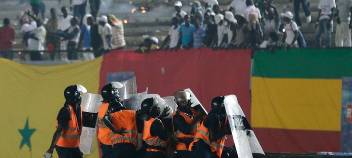 Fanoušci řádili při zápase kvalifikace mistrovství Afriky mezi Senegalem a Pobřežím slonoviny. V hledišti tekla krev, plály ohně, vše musela krotit policie za pomoci slzného plynu.