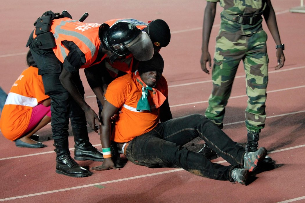 Fanoušci řádili při zápase kvalifikace mistrovství Afriky mezi Senegalem a Pobřežím slonoviny. V hledišti tekla krev, plály ohně, vše musela krotit policie za pomoci slzného plynu. Fanoušci hostů se nakonec zachránili před běsnícími chuligány útěkem na hrací plochu.