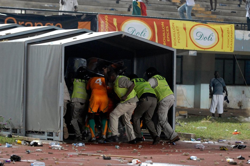 Fanoušci řádili při zápase kvalifikace mistrovství Afriky mezi Senegalem a Pobřežím slonoviny. V hledišti tekla krev, plály ohně, vše musela krotit policie za pomoci slzného plynu. Fotbalisté byli rádi, že se mohou ukrýt v tunelu, na hrací plochu létalo množství všemožných předmětů.
