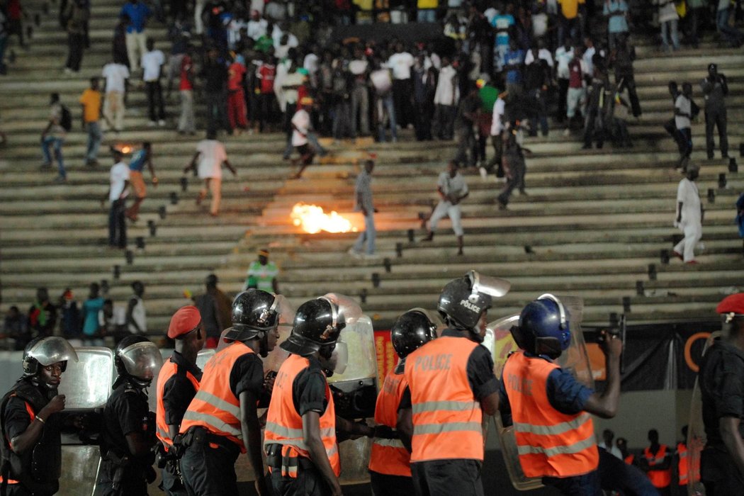 Fanoušci řádili při zápase kvalifikace mistrovství Afriky mezi Senegalem a Pobřežím slonoviny. V hledišti tekla krev, plály ohně, vše musela krotit policie za pomoci slzného plynu.