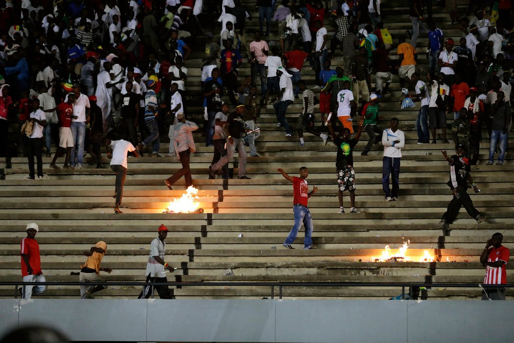 Fanoušci řádili při zápase kvalifikace mistrovství Afriky mezi Senegalem a Pobřežím slonoviny. V hledišti tekla krev, plály ohně, vše musela krotit policie za pomoci slzného plynu. Fanoušci hostů se nakonec zachránili útěkem na hrací plochu, zápas se nedohrál.