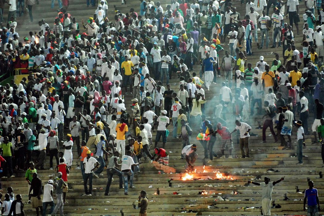 Řádění fanoušků ukončilo předčasně zápas kvalifikace mistrovství Afriky mezi Senegalem a Pobřežím slonoviny. Na plochu létalo všechno možné, tekla krev, v hledišti plály ohně. Policie dav krotila za pomoci slzného plynu.