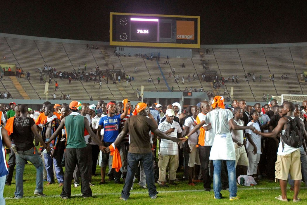 Řádění fanoušků ukončilo předčasně zápas kvalifikace mistrovství Afriky mezi Senegalem a Pobřežím slonoviny. Na plochu létalo všechno možné, tekla krev, v hledišti plály ohně. Policie dav krotila za pomoci slzného plynu. Fanoušci hostů se zachránili útěkem na hrací plochu.