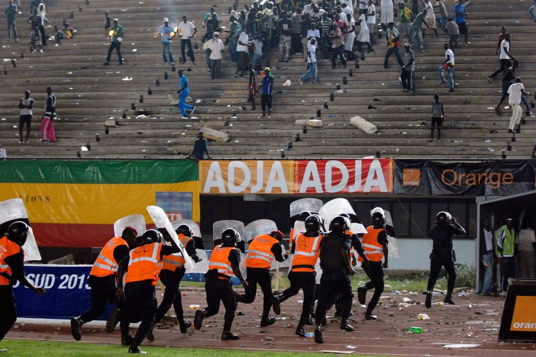 Řádění fanoušků ukončilo předčasně zápas kvalifikace mistrovství Afriky mezi Senegalem a Pobřežím slonoviny. Na plochu létalo všechno možné, tekla krev, v hledišti plály ohně. Policie dav krotila za pomoci slzného plynu. Ochranka a policie se pořádně zapotily.
