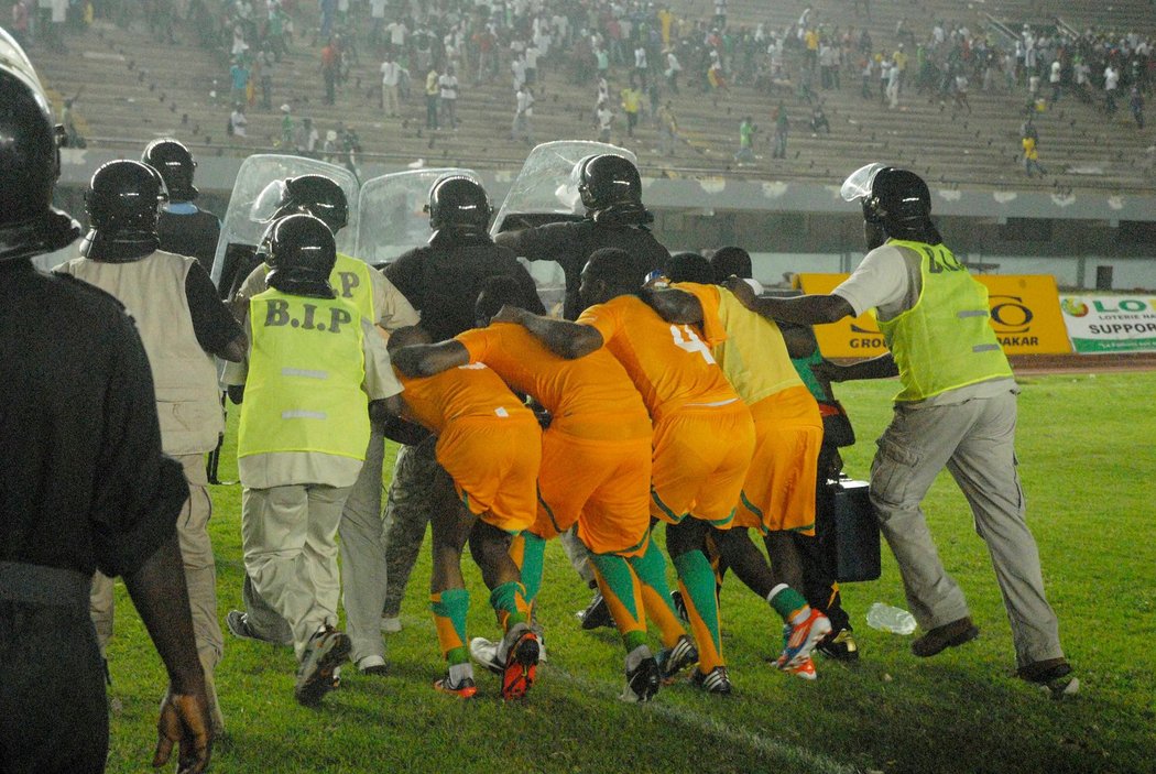 Řádění fanoušků ukončilo předčasně zápas kvalifikace mistrovství Afriky mezi Senegalem a Pobřežím slonoviny. Na plochu létalo všechno možné, tekla krev, v hledišti plály ohně. Policie dav krotila za pomoci slzného plynu. Ochranné štíty strážců pořádku chránily i fotbalisty Pobřeží slonoviny.