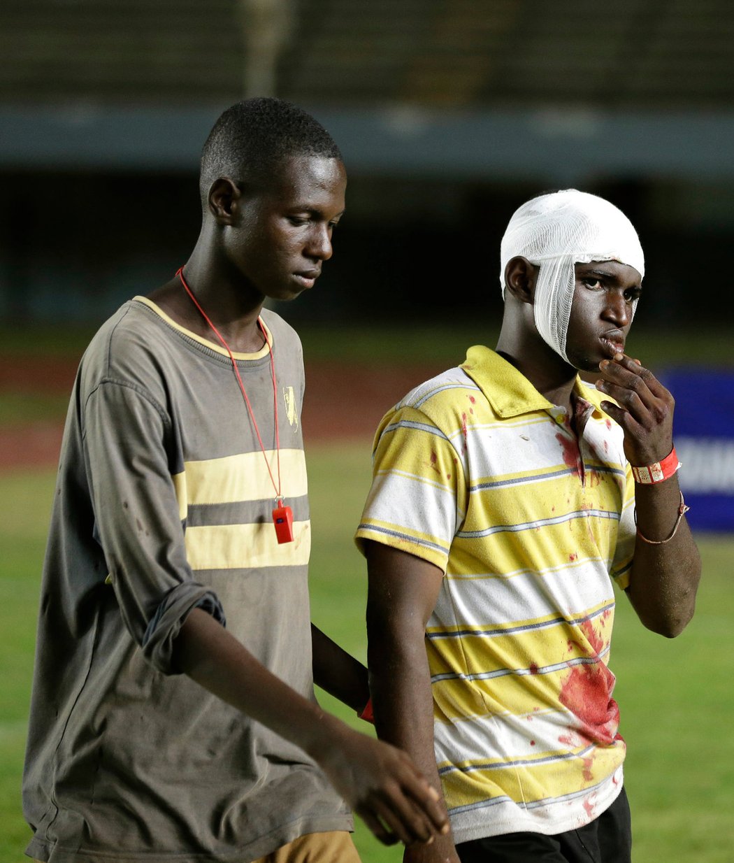 Řádění fanoušků ukončilo předčasně zápas kvalifikace mistrovství Afriky mezi Senegalem a Pobřežím slonoviny. Na plochu létalo všechno možné, tekla krev, v hledišti plály ohně. Policie dav krotila za pomoci slzného plynu. O krvavá zranění nebyla nouze.