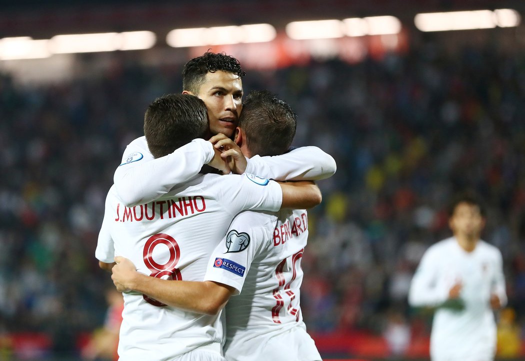 Cristiano Ronaldo slaví se svými spoluhráči gól do sítě Srbska