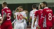 Branislav Ivanovič přijímá gratulace za gól do sítě Moldavska