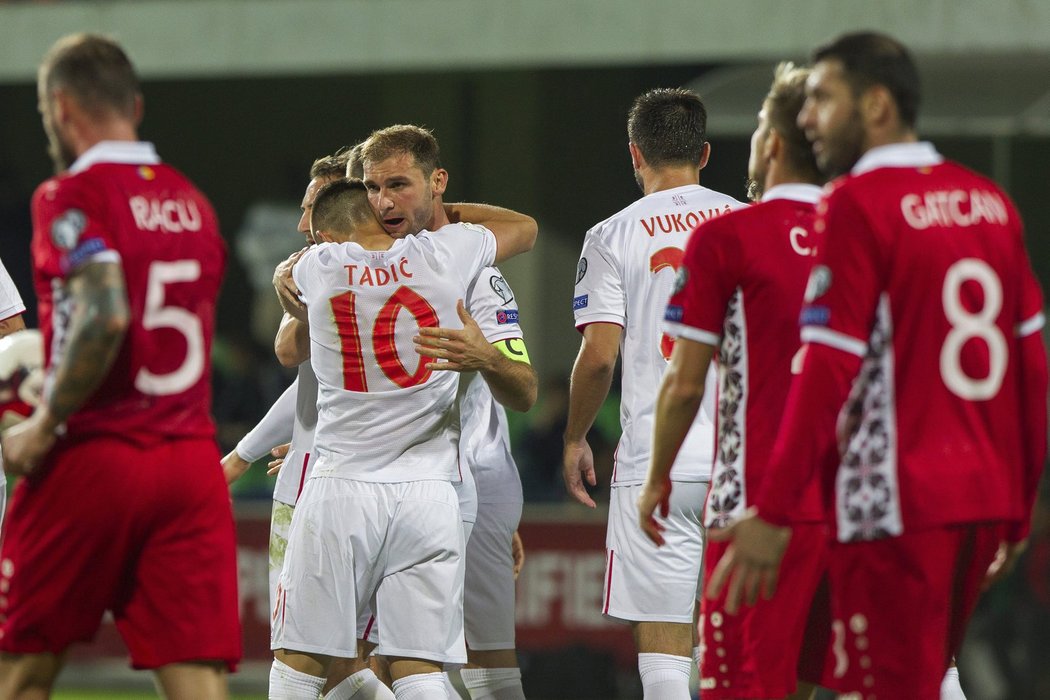 Branislav Ivanovič přijímá gratulace za gól do sítě Moldavska