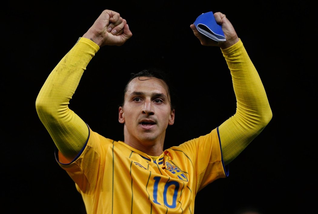 Vítězné gesto švédského útočníka Zlatana Ibrahimovice je jasné. Švédové dosáhli na půdě Německa na remízu 4:4, i když prohrávali o čtyři góly.