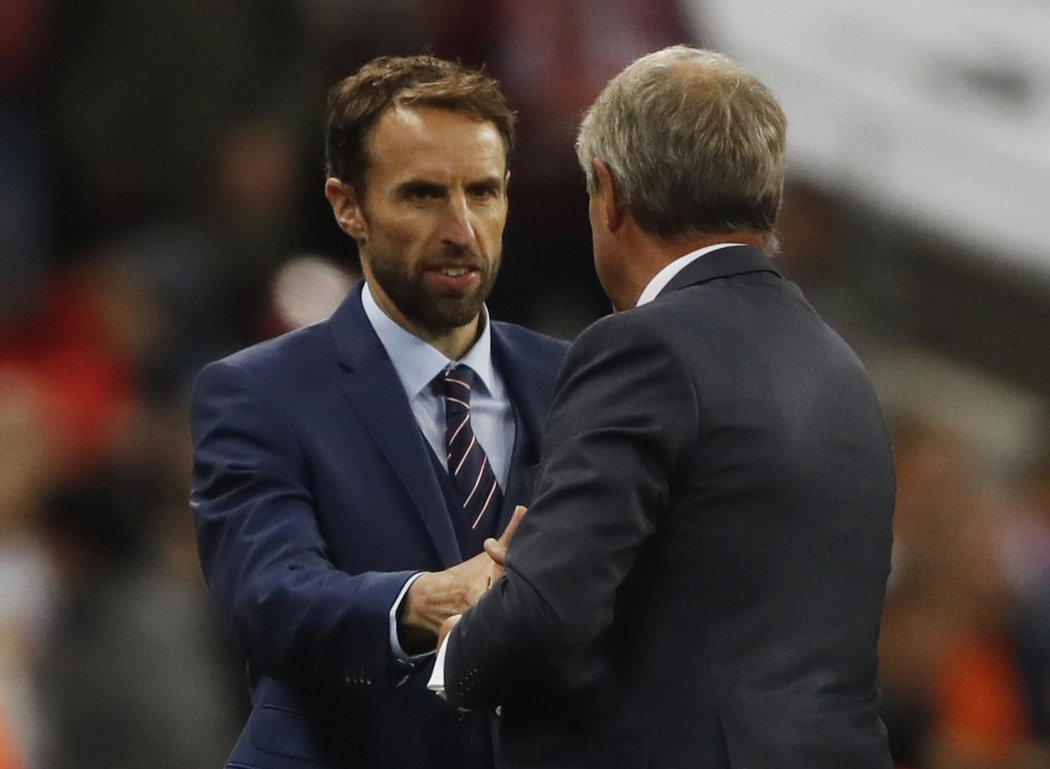 Trenér Anglie Gareth Southgate se zdraví s koučem Malty Pietrem Ghedinem během zápasu kvalifikace o postup na MS 2018. Anglie vyhrála 2:0.