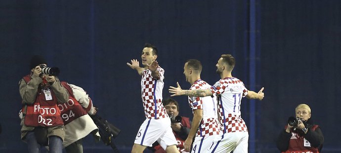 Chorvatský útočník Nikola Kalinič slaví gól v barážovém utkání proti Řecku