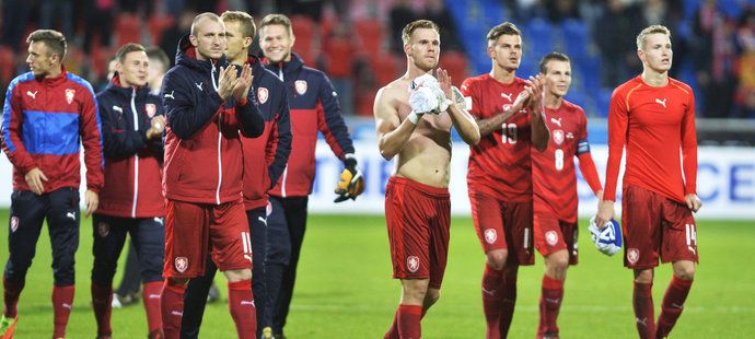 Čeští fotbalisté děkovali svým příznivcům, kteří je přišli podpořit na zápas proti San Marinu