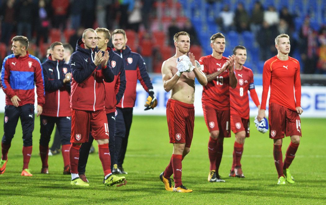 Čeští fotbalisté děkovali svým příznivcům, kteří je přišli podpořit na zápas proti San Marinu