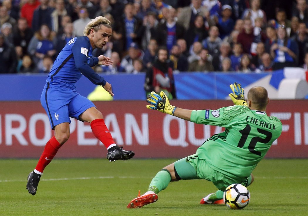 Antoine Griezmann takto prostřelil běloruského brankáře Černika a Francie vedla 1:0