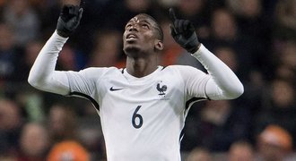 Francie porazila venku Nizozemce, Benteke svým gólem přepsal rekord