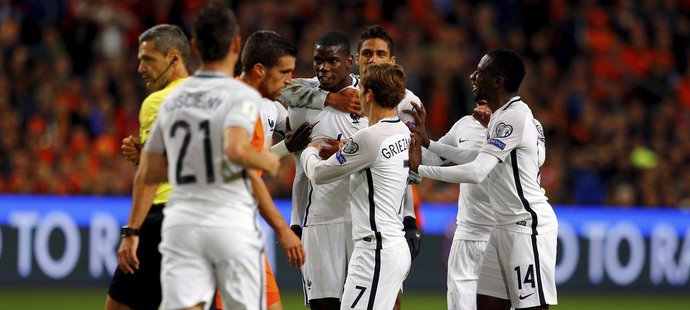 Radost francouzských hráčů v utkání proti Nizozemsku