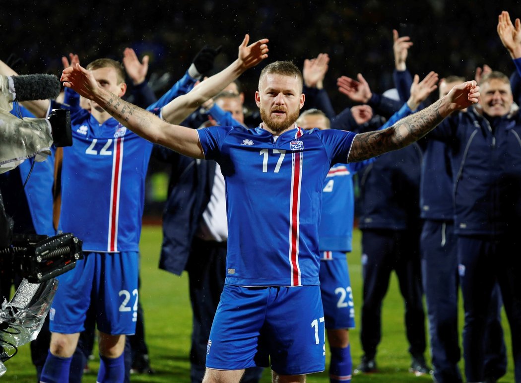 Kapitán Islandu Aaron Gunnarsson řídil pozápasové oslavy