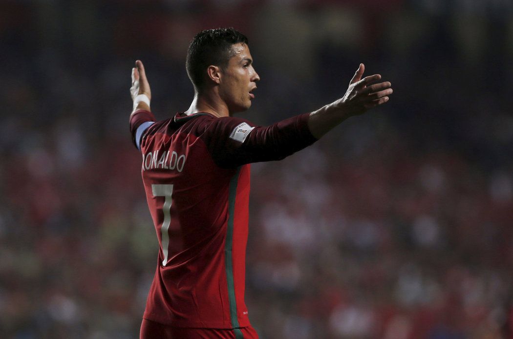 Cristiano Ronaldo roztahoval ruce, k portugalskému postupu na MS nepomohl ani on